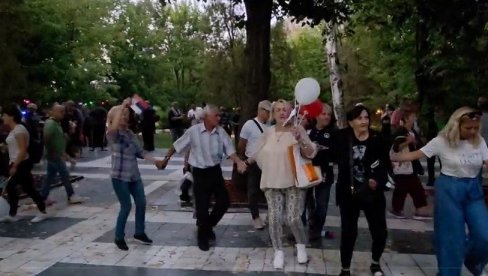 KOLO U SOKOBANJI: Građani pokazali pravu sliku Srbije (VIDEO) KOLO U SOKOBANJI: Građani pokazali pravu sliku Srbije (VIDEO)