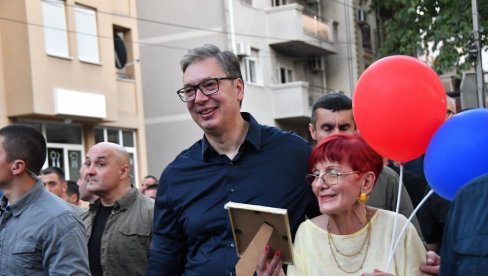 ВУЧИЋ НА СКУПУ ПРОТИВ БЛОКАДА: Река људи у шетњи, председник на челу колоне (ВИДЕО)