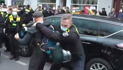 А У МЕЂУВРЕМЕНУ: Ево како се полиција ЕУ у Немачкој учи блокадере памети А У МЕЂУВРЕМЕНУ: Ево како се полиција ЕУ у Немачкој учи блокадере памети