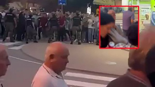 БОЛЕСНО! Блокадери у Косјерићу гађали жену каменом у главу! (ВИДЕО) БОЛЕСНО! Блокадери у Косјерићу гађали жену каменом у главу! (ВИДЕО)