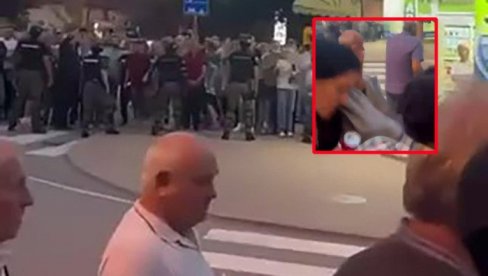 BOLESNO! Blokaderi u Kosjeriću gađali ženu kamenom u glavu! (VIDEO) BOLESNO! Blokaderi u Kosjeriću gađali ženu kamenom u glavu! (VIDEO)