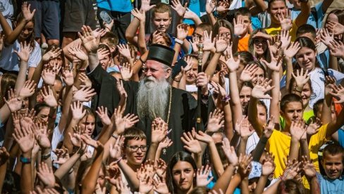 СВЕТИТЕЉУ ПОХРЛИЛО ДВЕ ХИЉАДЕ МЛАДИХ: У порти Цетињског манастира окупили се учесници традиционалног Дечјег сабора СВЕТИТЕЉУ ПОХРЛИЛО ДВЕ ХИЉАДЕ МЛАДИХ: У порти Цетињског манастира окупили се учесници традиционалног Дечјег сабора