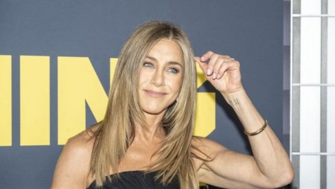DŽENIFER ANISTON NOSI PANTALONE KOJE VREDI DA IMATE U ORMARU OVE JESENI: Ne silaze sa trona (FOTO)