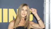 DŽENIFER ANISTON NOSI PANTALONE KOJE VREDI DA IMATE U ORMARU OVE JESENI: Ne silaze sa trona (FOTO)