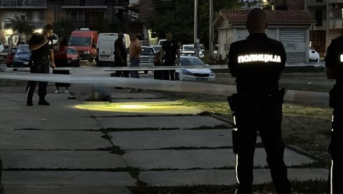 ПРВИ СНИМЦИ ЈЕЗИВОГ УБИСТВА У НИШУ: Мушкарац убијен након расправе са два хица, деца почела да вриште (ФОТО/ВИДЕО) ПРВИ СНИМЦИ ЈЕЗИВОГ УБИСТВА У НИШУ: Мушкарац убијен након расправе са два хица, деца почела да вриште (ФОТО/ВИДЕО)