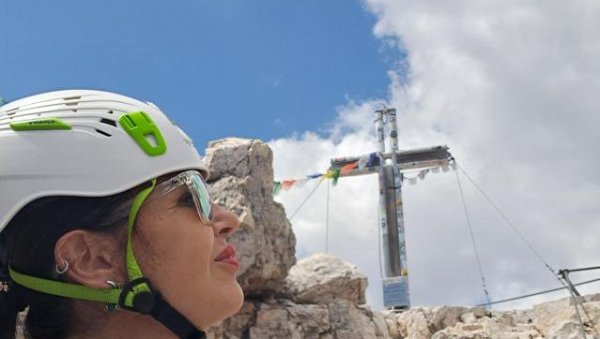 ХРАБРО ГОСПОДАРИ ВИА ФЕРАТАМА: Николета Петковић, васпитачица из Зрењанина викендом планинари и осваја највише планинске врхове ХРАБРО ГОСПОДАРИ ВИА ФЕРАТАМА: Николета Петковић, васпитачица из Зрењанина викендом планинари и осваја највише планинске врхове