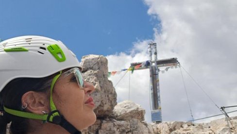 ХРАБРО ГОСПОДАРИ ВИА ФЕРАТАМА: Николета Петковић, васпитачица из Зрењанина викендом планинари и осваја највише планинске врхове ХРАБРО ГОСПОДАРИ ВИА ФЕРАТАМА: Николета Петковић, васпитачица из Зрењанина викендом планинари и осваја највише планинске врхове