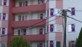 VIJORE SE TROBOJKE: U Severnoj Mitrovici istaknute zastave Srbije podovom Dana srpskog jedinstva (VIDEO)