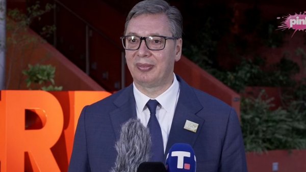 ВУЧИЋ О НАПАДИМА НА ВОЈНУ ПАРАДУ: Они би волели да немамо ни тенкове, ни авионе, већ да се извињавамо по иностранству и региону (ВИДЕО) ВУЧИЋ О НАПАДИМА НА ВОЈНУ ПАРАДУ: Они би волели да немамо ни тенкове, ни авионе, већ да се извињавамо по иностранству и региону (ВИДЕО)