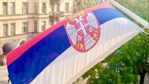 ZASTAVE SRBIJE VIJORE SE NA SVIM MERIDIJANIMA: Povodom Dana srpskog jedinstva, slobode i nacionalne zastave istaknute srpske trobojke (FOTO)