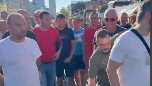 HOROR ZBOG ISPIRANJA MOZGA SA N1: Blokaderi teroristi linčovali influensera u Novom Sadu (VIDEO)