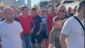HOROR ZBOG ISPIRANJA MOZGA SA N1: Blokaderi nasilnici linčovali influensera u Novom Sadu (VIDEO)