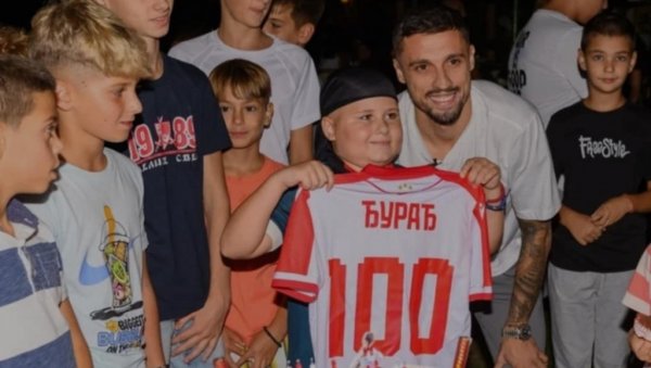 ЂУРАЂЕ, НЕКА ТИ ЈЕ СРЕЋНО: Раде Крунић изненадио малишана из Зрењанина (ВИДЕО)
