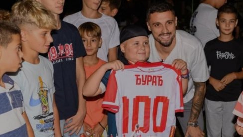 ĐURAĐE, NEKA TI JE SREĆNO: Rade Krunić iznenadio mališana iz Zrenjanina ĐURAĐE, NEKA TI JE SREĆNO: Rade Krunić iznenadio mališana iz Zrenjanina