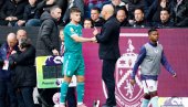KAO DA JE BEBA NA TERENU: Legendarni Englez žestoko udario po Srbinu