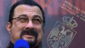 СТИВЕН СИГАЛ ОТКРИО ДА ЛИ КОРИСТИ СРПСКИ ПАСОШ: Глумац каже да се у нашој земљи осећа као у Тоскани - Уживам кад год дођем овде