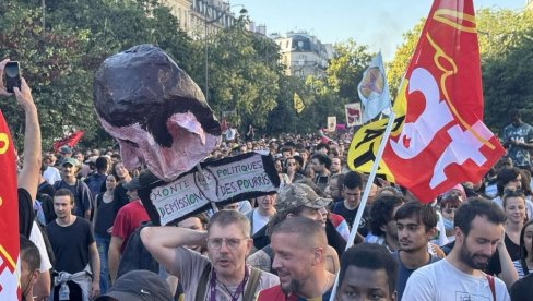 ПРВА ЖРТВА ПРОТЕСТА У ФРАНЦУСКОЈ: Полиција убила мушкарца који их је напао мачетом ПРВА ЖРТВА ПРОТЕСТА У ФРАНЦУСКОЈ: Полиција убила мушкарца који их је напао мачетом