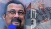 СТИВЕН СИГАЛ ПОСЕТИО ВРЊАЧКУ БАЊУ: Глумац прошетао променадом, обишао цркву, а планира и да купи стан у једном од најлепших места у Србији