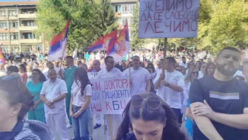 „ДАЉЕ РУКЕ ОД БОЛНИЦЕ“ Здравствени радници протестовали због упада тзв. Косовске полиције у КБЦ Косовска Митровица и Дом здравља (ФОТО) „ДАЉЕ РУКЕ ОД БОЛНИЦЕ“ Здравствени радници протестовали због упада тзв. Косовске полиције у КБЦ Косовска Митровица и Дом здравља (ФОТО)