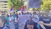 „DALJE RUKE OD BOLNICE“ Zdravstveni radnici protestovali zbog upada tzv. Kosovske policije u KBC Kosovska Mitrovica i Dom zdravlja (FOTO)