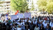 „DALJE RUKE OD BOLNICE“ Zdravstveni radnici protestovali zbog upada tzv. Kosovske policije u KBC Kosovska Mitrovica i Dom zdravlja (FOTO)