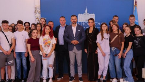 ДЕЦА СА КОСОВА И МЕТОХИЈЕ ГОСТОВАЛА У НОВОСАДСКОЈ ГРАДСКОЈ КУЋИ: Град наставља помоћ и подршку ДЕЦА СА КОСОВА И МЕТОХИЈЕ ГОСТОВАЛА У НОВОСАДСКОЈ ГРАДСКОЈ КУЋИ: Град наставља помоћ и подршку