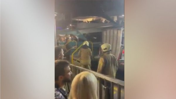 ВЕЛИКИ БРОЈ ПОВРЕЂЕНИХ У СУДАРУ БРОДОВА: Сцене узнемирујуће, настао општи хаос (ВИДЕО) ВЕЛИКИ БРОЈ ПОВРЕЂЕНИХ У СУДАРУ БРОДОВА: Сцене узнемирујуће, настао општи хаос (ВИДЕО)