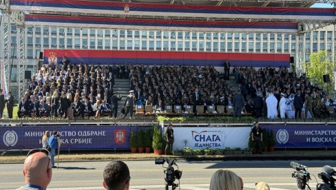 VELIČANSTVENA VOJNA PARADA SNAGA JEDINSTVA: Stigao Vučić, gardisti mu predaju raport (FOTO/VIDEO)