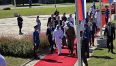 PRINC NASER STIGAO NA VOJNU PARADU: Šeik dočekan u pratnji bahreinske delegacije  (VIDEO)