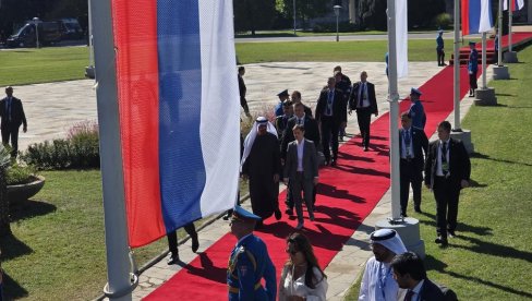 ŠEIK BIN ZAJED NA VOJNOJ PARADI SRBIJE: Predsednik UAE stigao je u pratnji Ane Brnabić (VIDEO)