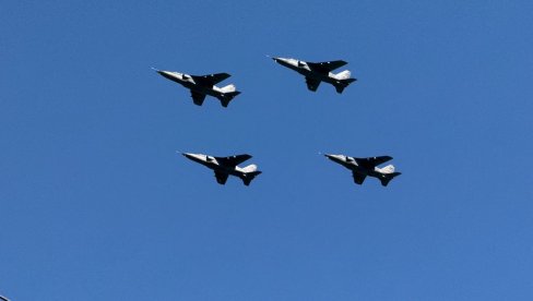МОЋНИ РАФАЛИ НА СРПСКОМ НЕБУ: Великим аплаузом испрећена убојита српска авијација (ВИДЕО) МОЋНИ РАФАЛИ НА СРПСКОМ НЕБУ: Великим аплаузом испрећена убојита српска авијација (ВИДЕО)