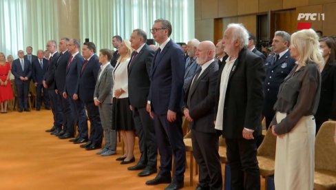 VUČIĆ URUČIO ODLIKOVANJA: Vaše odlikovanje predstavlja vašu ličnu hrabrost, trud i požrtvovanje (VIDEO)
