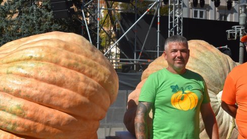 НАЈТЕЖА БУНДЕВА ИЗ МАЂАРСКЕ ОД 832 КИЛОГРАМА: Тибор Кокаи поново победник „Дана лудаје“ у Кикинди ( Фото)