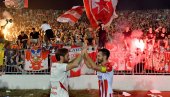 ДОСАД НЕВИЂЕНО! Ево како су делије и фудбалери Звезде славили историјску победу у вечитом дербију на стадиону Партизана (ФОТО) ДОСАД НЕВИЂЕНО! Ево како су делије и фудбалери Звезде славили историјску победу у вечитом дербију на стадиону Партизана (ФОТО)