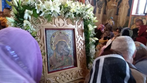 МОЛИЛИ  СЕ ПРЕД  ДРЕВНОМ СВЕТИЊОМ: У манастиру Тумане прослављен јубилеј доласка чудотворне иконе Богородице Курске