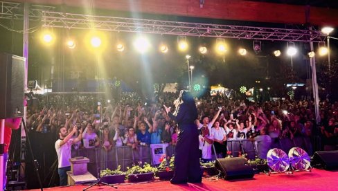 REKORD ZA KRAJ LETA: Dragana Mirković u Mrčajevcima okupila 30 hiljada ljudi (FOTO) REKORD ZA KRAJ LETA: Dragana Mirković u Mrčajevcima okupila 30 hiljada ljudi (FOTO)