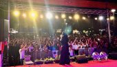 REKORD ZA KRAJ LETA: Dragana Mirković u Mrčajevcima okupila 30 hiljada ljudi (FOTO)
