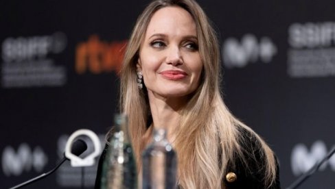 ANĐELINA DŽOLI U SMELOM IZDANJU NA CRVENOM TEPIHU, pa dala izjavu o životu u Americi (FOTO) ANĐELINA DŽOLI U SMELOM IZDANJU NA CRVENOM TEPIHU, pa dala izjavu o životu u Americi (FOTO)