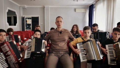 СВОЈУ ХАРМОНИКУ ЈЕ РАСТЕГАО ДО ДУБАИЈА: Професор из Ниша финалиста награде Global Teacher Prize