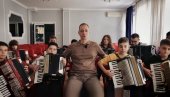 СВОЈУ ХАРМОНИКУ ЈЕ РАСТЕГАО ДО ДУБАИЈА: Професор из Ниша финалиста награде Global Teacher Prize
