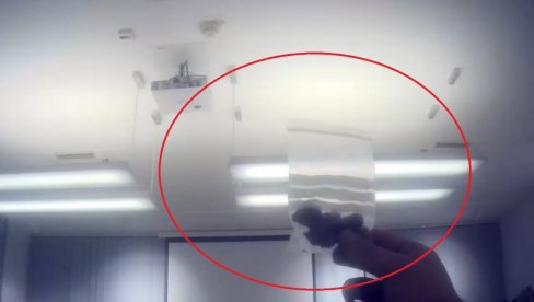 BLOKADERI UHVAĆENI KAKO KUPUJU DROGU: Pojavio se šokantan snimak - uzimaju paketiće i nose u Rektorat u Novom Sadu (VIDEO) BLOKADERI UHVAĆENI KAKO KUPUJU DROGU: Pojavio se šokantan snimak - uzimaju paketiće i nose u Rektorat u Novom Sadu (VIDEO)