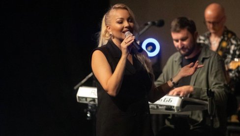 ON ĆE ZAUVEK ŽIVETI KROZ NAŠE PESME: Ivana Selakov se emotivnom porukom obratila publici (FOTO) ON ĆE ZAUVEK ŽIVETI KROZ NAŠE PESME: Ivana Selakov se emotivnom porukom obratila publici (FOTO)
