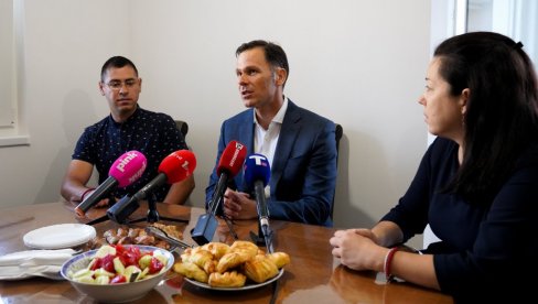 SINIŠA MALI U POSETI MARINI I SAŠI VASIĆ, KOJI SU KUPILI STAN: Više od 3.000 porodica uzelo stambeni kredit za mlade - nastavljamo program SINIŠA MALI U POSETI MARINI I SAŠI VASIĆ, KOJI SU KUPILI STAN: Više od 3.000 porodica uzelo stambeni kredit za mlade - nastavljamo program