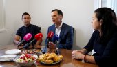 SINIŠA MALI U POSETI MARINI I SAŠI VASIĆ, KOJI SU KUPILI STAN: Više od 3.000 porodica uzelo stambeni kredit za mlade - nastavljamo program