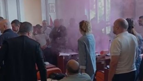 OPOZICIJA PRAVI HAOS U ZAJEČARU: Bacili dimnu bombu, prskali biber sprejem (VIDEO)