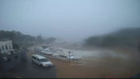 NEVREME PARALISALO DALMACIJU: Poplavljene ulice i kuće - intervenisali i vatrogasci (VIDEO) NEVREME PARALISALO DALMACIJU: Poplavljene ulice i kuće - intervenisali i vatrogasci (VIDEO)