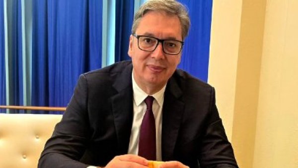 ВУЧИЋ ВЕЧЕРАО ПОСЛЕ ГОВОРА У УН: Навалио на сендвиче, скупља енергију за предстојеће састанке (ФОТО)