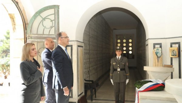 ОВО ЈЕ ЗА НАС СВЕТО МЕСТО: Премијер Мацут на Крфу на обележавању 109 година од искрцавања српске војске ОВО ЈЕ ЗА НАС СВЕТО МЕСТО: Премијер Мацут на Крфу на обележавању 109 година од искрцавања српске војске