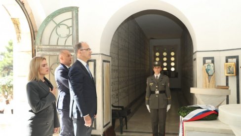 OVO JE ZA NAS SVETO MESTO: Premijer Macut na Krfu na obeležavanju 109 godina od iskrcavanja srpske vojske OVO JE ZA NAS SVETO MESTO: Premijer Macut na Krfu na obeležavanju 109 godina od iskrcavanja srpske vojske
