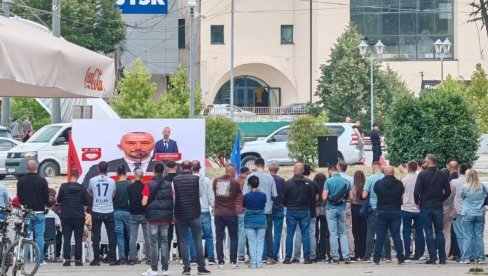 KAKAV FIJASKO! Lažni Kurtijev gradonačelnik Atić u Kosovskoj Mitrovici skupio jedva par desetina simpatizera na predizbornom skupu (FOTO)